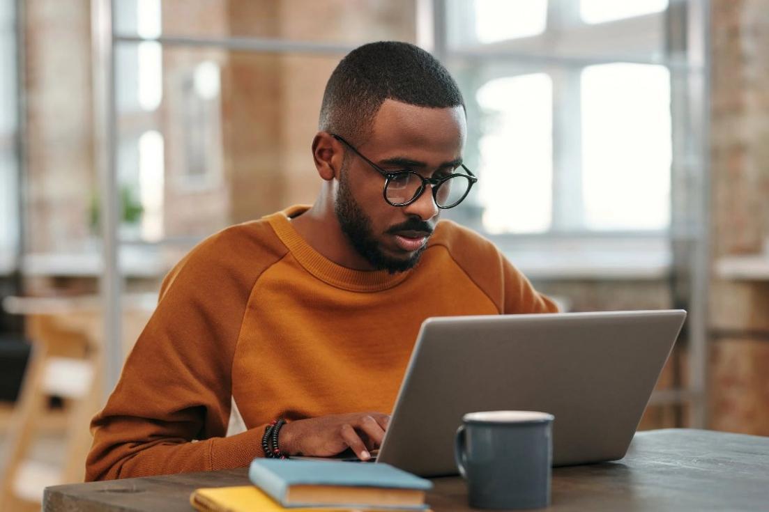 Underviser og kursist diskuterer afdelingsbudget i online session